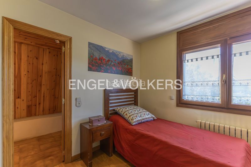 Foto c4054cec-7843-4000-b740-e98141411987. Casa amb xemeneia calefacció aparcament a Puigcerdà