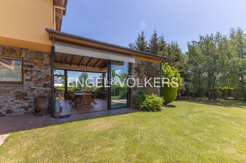 Foto de0ad80f-c397-4031-909b-29654bdbdd7d. Casa amb xemeneia calefacció aparcament a Puigcerdà
