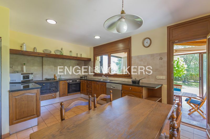 Foto ecde6364-0be6-4ce8-ae4a-96faec62a956. Casa amb xemeneia calefacció aparcament a Puigcerdà