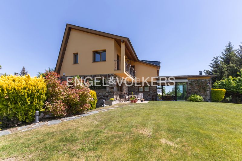 Foto fcc1517f-6c5d-41b4-ac9f-78fa35ad809b. Casa amb xemeneia calefacció aparcament a Puigcerdà