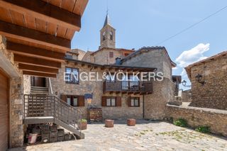 Doppelhaus  Carrer rectoria 6. Luminosa casa pareada en prullans