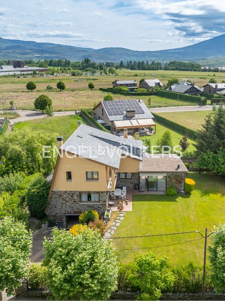 Foto 0c0445ac-c346-4087-add5-15ee46df4c69. Casa amb xemeneia calefacció aparcament a Puigcerdà