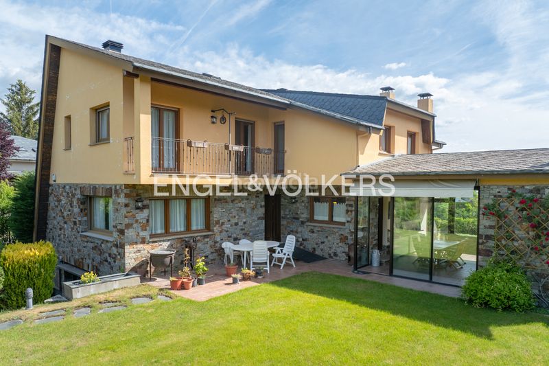 Foto 16958e4a-550a-465a-ad7b-fb62ed3add70. Casa amb xemeneia calefacció aparcament a Puigcerdà