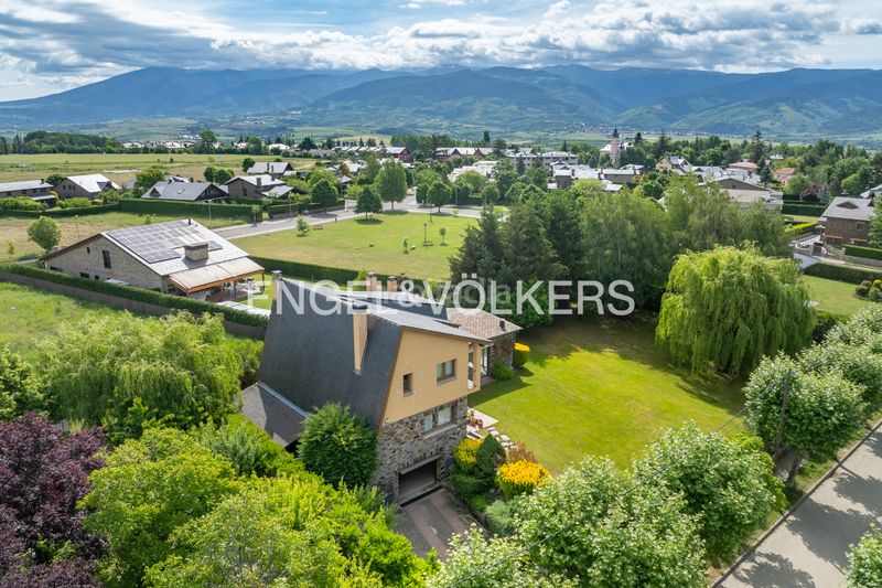 Foto 283f0bba-7d60-4132-a9e1-5a7bc6500d74. Casa amb xemeneia calefacció aparcament a Puigcerdà