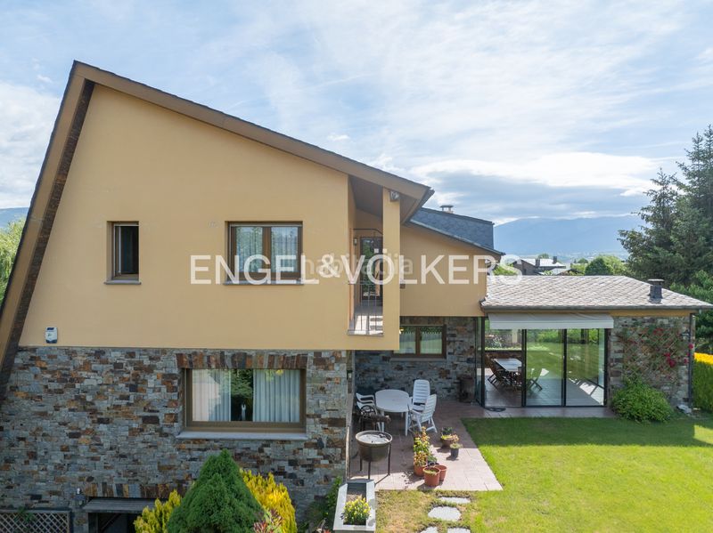Foto 52c4f4c8-4cd0-48a0-b314-c6eefdf1f5e9. Casa amb xemeneia calefacció aparcament a Puigcerdà
