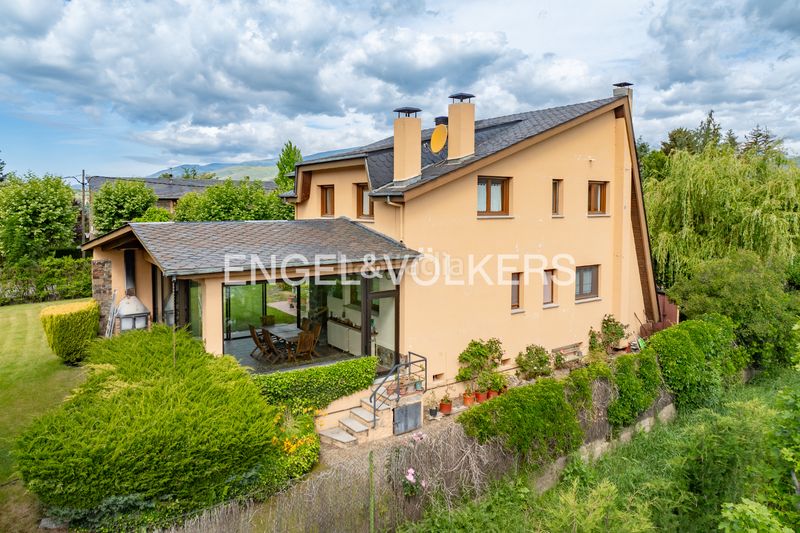 Foto 9220dfad-6c56-4abb-a0e4-29f70a4e55fa. Casa amb xemeneia calefacció aparcament a Puigcerdà