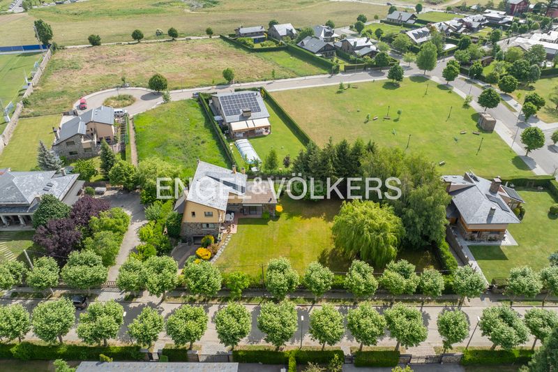 Foto c33e02ae-531c-4988-a003-8e7b00606a96. Casa amb xemeneia calefacció aparcament a Puigcerdà