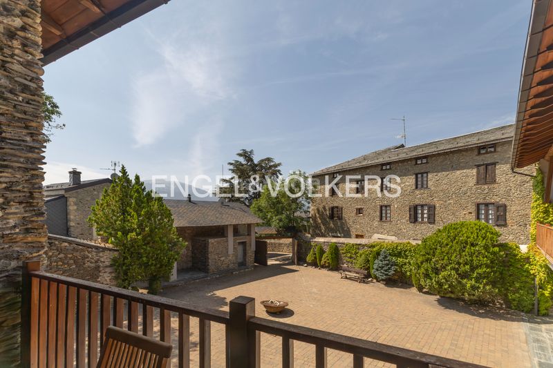 Foto c1cc89d1-e41c-4e1d-a25c-75c63b2f859c. Casa adossada a carrer camí ral 13 a Bolvir