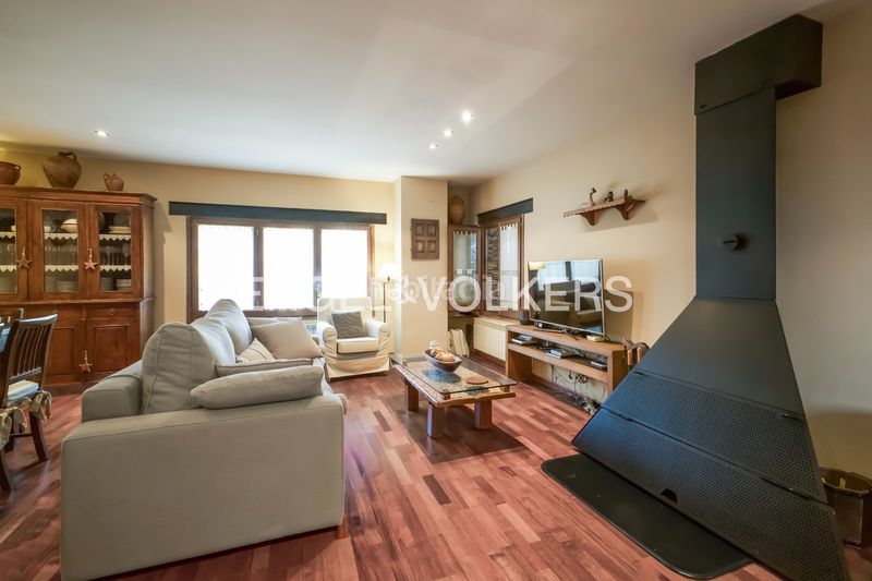 Foto e5db11cc-87aa-4985-870b-f661620de02a. Casa adossada a carrer camí ral 13 a Bolvir