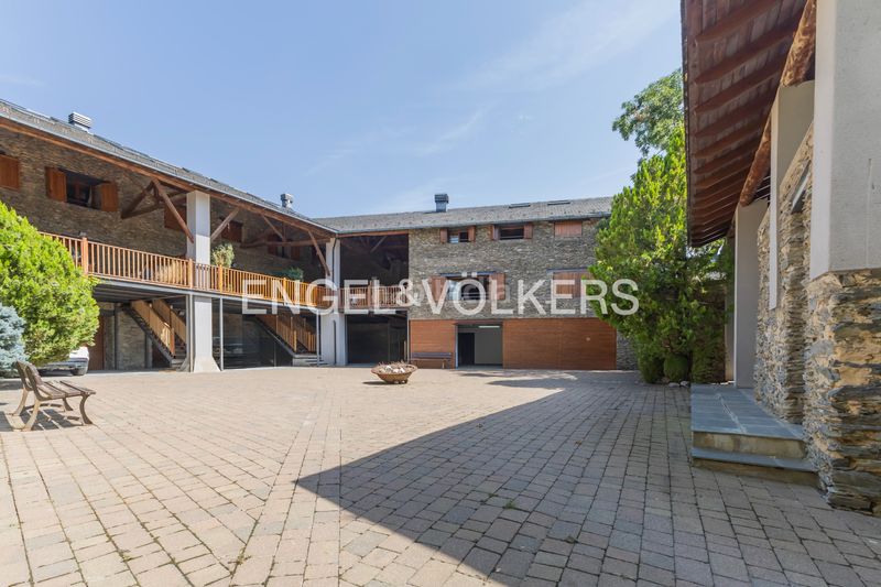 Foto f62d1605-0590-421e-afdb-1c73842038ef. Casa adossada a carrer camí ral 13 a Bolvir