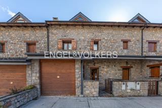 Casa adossada a Puigcerdà. Casa en zona residencial de puigcerdà