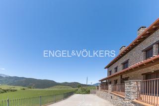 Casa adossada a Montellà i Martinet. Casa con vistas al cadí en montellà