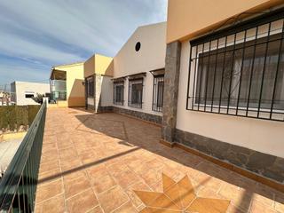 Xalet a La Zubia Ciudad. Venta de gran chalet en pleno centro de la zubia