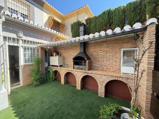 Casa aparellada  Calle alhambra. Casa pareada en venta.