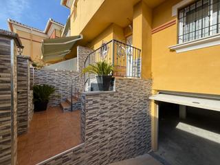 Maison jumelée à Gójar. Venta de chalet adosado en el centro de gojar.