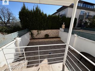 Maison jumelée à La Zubia Ciudad. Venta de casa adosada en la zubia
