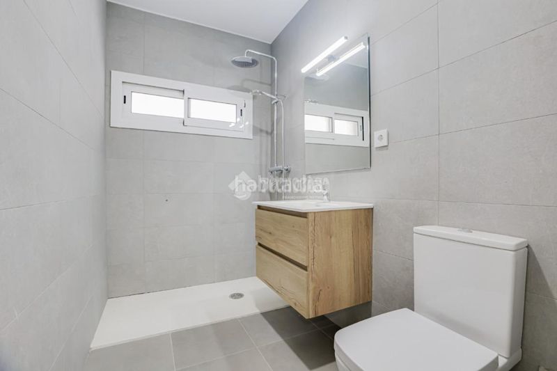 Foto 0baf0131-acff-4339-a710-3c138694a08f. Pis a La Salut Badalona