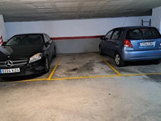 Parking coche  Carrer indústria. Plaza de parking centrica