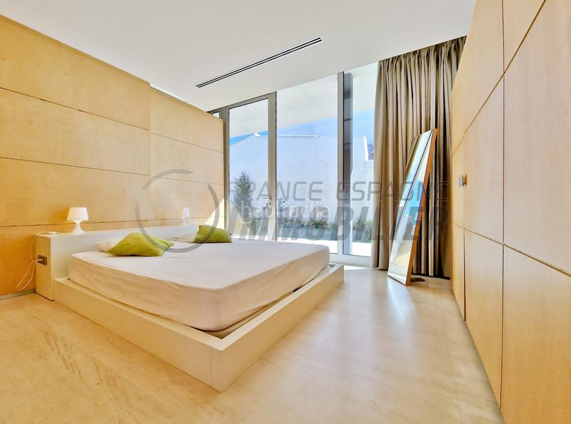 Foto 0cd22c02-6d57-4729-b401-4d15bacfde9c. Casa unique ! villa plain-pied style loft, amarre 22m sur grand canal + garage bateau expo sud-ouest en Empuriabrava