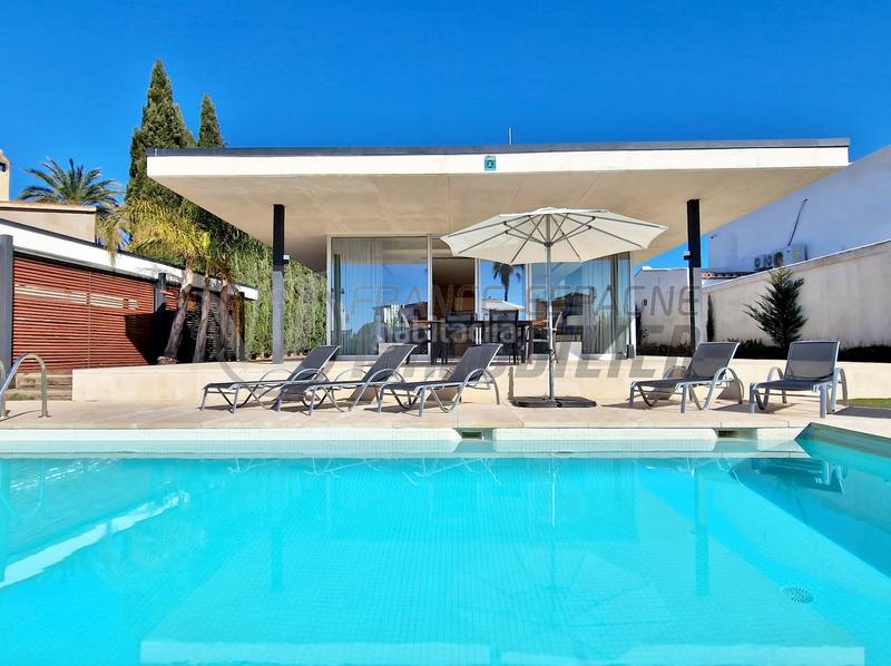 Foto 2e13aa46-ee20-41de-8617-b7b58e388443. Casa unique ! villa plain-pied style loft, amarre 22m sur grand canal + garage bateau expo sud-ouest en Empuriabrava