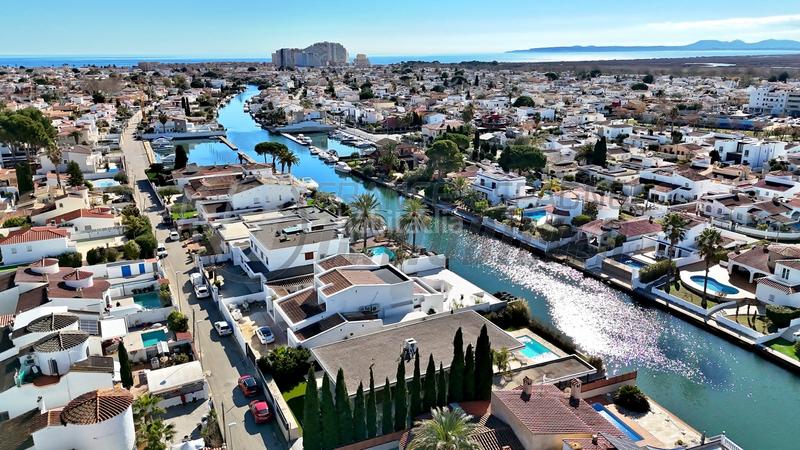 Foto 3e7f9e1d-a8a4-4ed8-a598-a116fffba888. Casa unique ! villa plain-pied style loft, amarre 22m sur grand canal + garage bateau expo sud-ouest en Empuriabrava