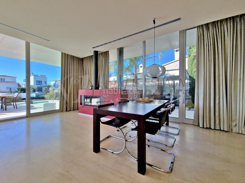 Foto 51c52f98-9104-4b32-84ed-54215ef94b98. Casa unique ! villa plain-pied style loft, amarre 22m sur grand canal + garage bateau expo sud-ouest en Empuriabrava