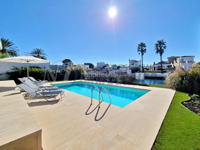 Foto 56b139a2-eb4d-42bb-b7d5-5fb352b66414. Casa unique ! villa plain-pied style loft, amarre 22m sur grand canal + garage bateau expo sud-ouest en Empuriabrava