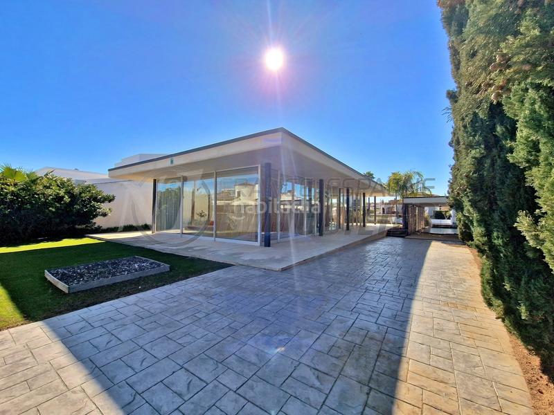 Foto 97350092-b620-4a6b-bef2-3bf2edad8aa3. Casa unique ! villa plain-pied style loft, amarre 22m sur grand canal + garage bateau expo sud-ouest en Empuriabrava
