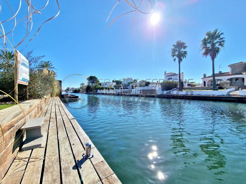 Foto a57d4990-0adc-4d4c-9cf9-193c771ae61e. Casa unique ! villa plain-pied style loft, amarre 22m sur grand canal + garage bateau expo sud-ouest en Empuriabrava
