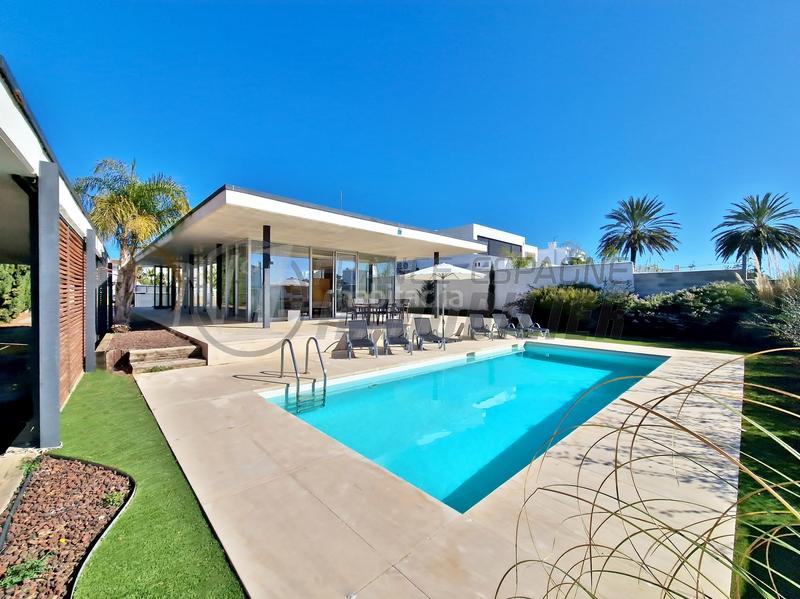 Foto b580047a-48bf-47f0-aedd-a04c4ae06a1e. Casa unique ! villa plain-pied style loft, amarre 22m sur grand canal + garage bateau expo sud-ouest en Empuriabrava