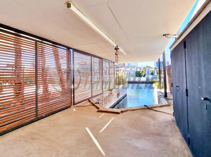Foto cab0d028-c9ae-422e-92dc-6e07e33ff427. Casa unique ! villa plain-pied style loft, amarre 22m sur grand canal + garage bateau expo sud-ouest en Empuriabrava
