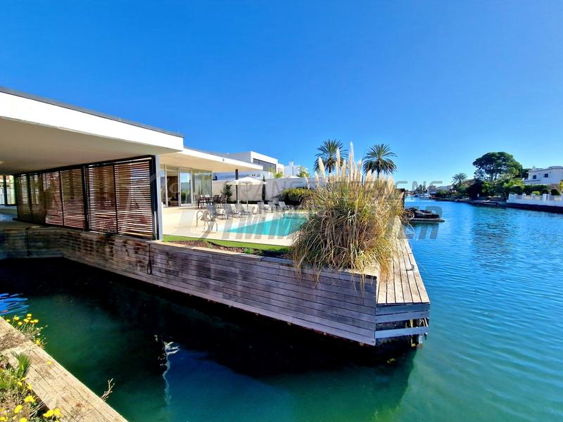 Foto d8cfa80d-0b18-4dbf-9b9c-aa1628266c91. Casa unique ! villa plain-pied style loft, amarre 22m sur grand canal + garage bateau expo sud-ouest en Empuriabrava