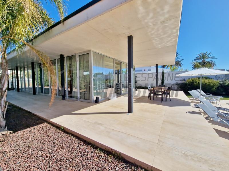 Foto dd28b4d8-a022-447e-a716-084ceb4953a3. Casa unique ! villa plain-pied style loft, amarre 22m sur grand canal + garage bateau expo sud-ouest en Empuriabrava