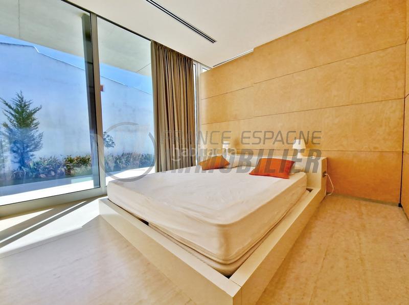 Foto f2788c3d-f3c5-4567-8e9b-888f26e9ecaa. Casa unique ! villa plain-pied style loft, amarre 22m sur grand canal + garage bateau expo sud-ouest en Empuriabrava