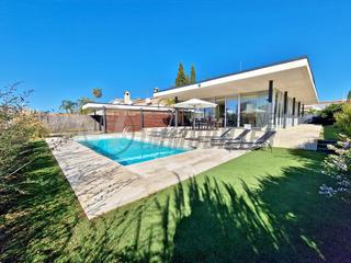 Casa a Peni. Unique ! villa plain-pied style loft, amarre 22m sur grand canal