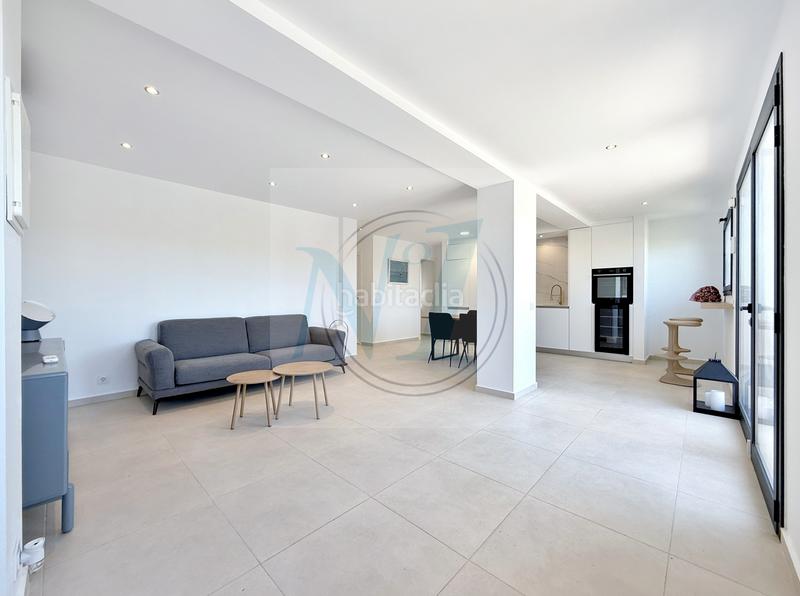 Foto de8efc1e-843c-4fed-b0cf-8098720b4e7e. Maison avec parking dans Nord Roses