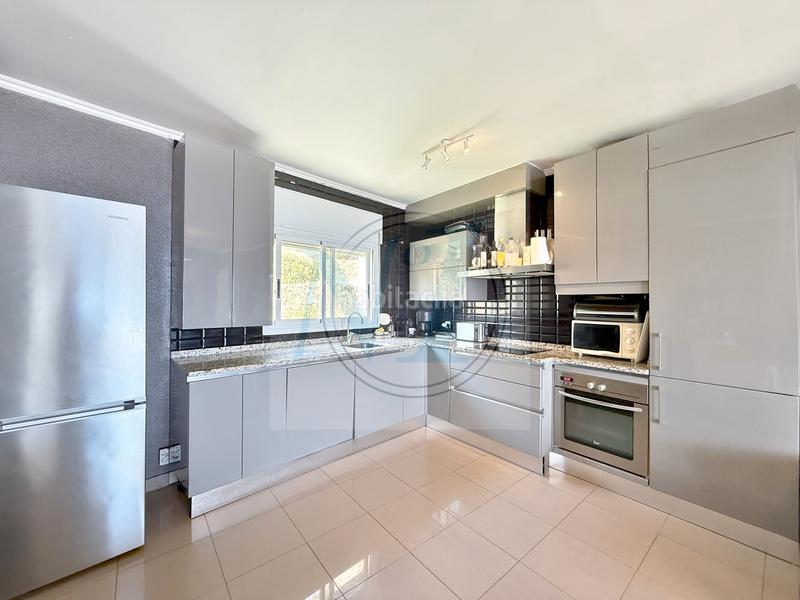 Foto 4843cd74-ca02-41b6-8362-2e11836ff60a. Piso atico + solarium superbe vue mer 180°, 2ème ligne en Roses