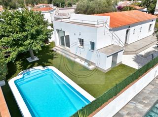 Maison dans Nord. Magnifique villa plain-pied, 3 chambres, piscine