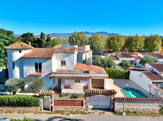 Haus in Carlit - Montseny. A saisir! charmante villa, piscine, garage