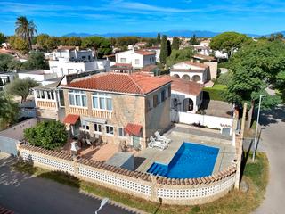 Haus in Requesens. Villa idéal investisseur, piscine, garage