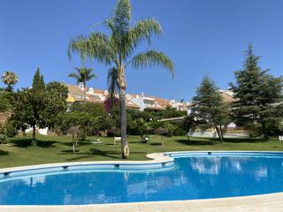 Reihenhaus in Nueva Atalaya. Adosado en venta en monte biarritz, estepona