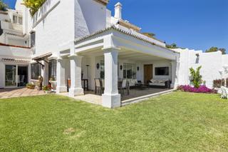 Casa adossada a Nueva Andalucía centro. Única y espaciosa casa adosada en urb. los toreros junto a la pl