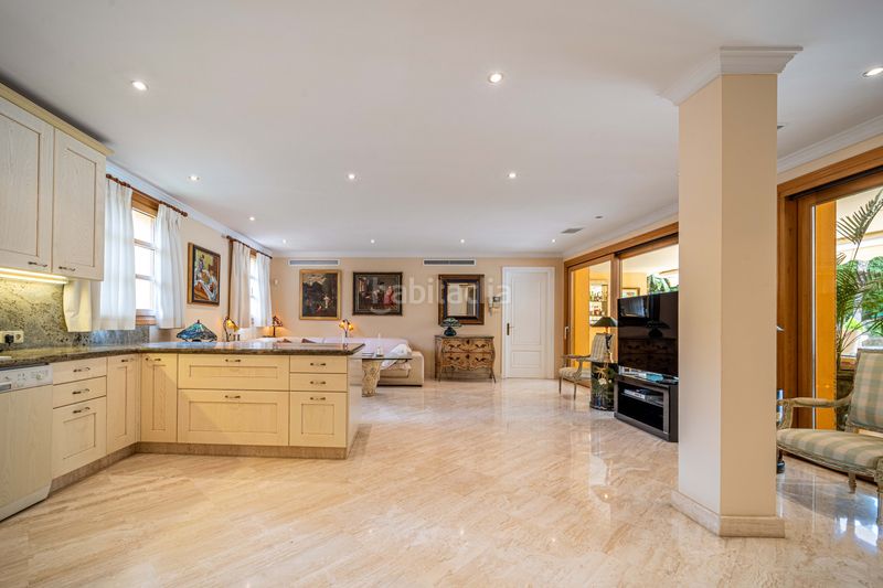 Foto 423dd4a0-a4d8-46f1-b830-35da5ae4199b. Casa amb aparcament piscina a Las Brisas Marbella