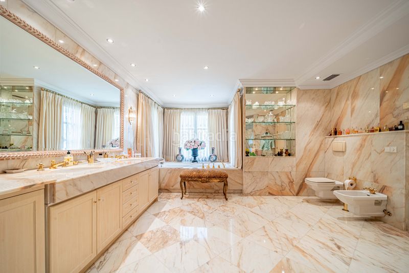 Foto f5fe133c-2eb7-4935-aea6-1d4a8613127e. Casa amb aparcament piscina a Las Brisas Marbella