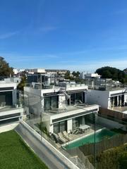 Rent House in Las Lomas de Río Verde. Villa en milla de oro