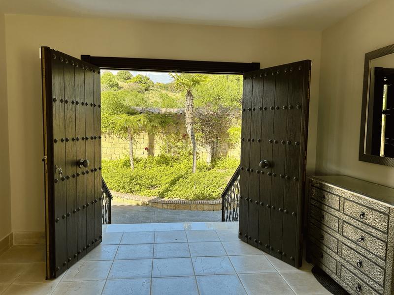 Foto 1cc6ba0c-2402-4804-ab4b-86e449cc06ec. Casa exclusiva villa de lujo con vistas panorámicas al mar en la albertina, en Estepona