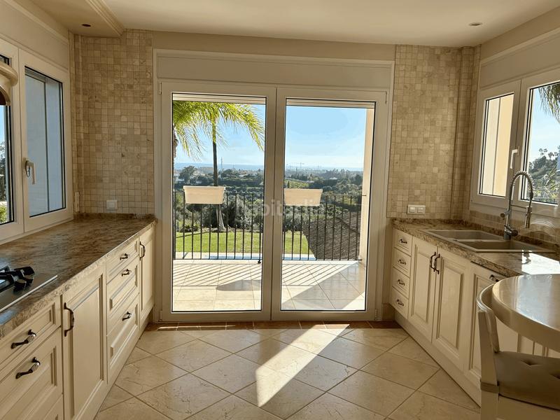 Foto 3645f67c-a62a-4e0e-a7c0-bcbd92c8fe9e. Casa exclusiva villa de lujo con vistas panorámicas al mar en la albertina, en Estepona