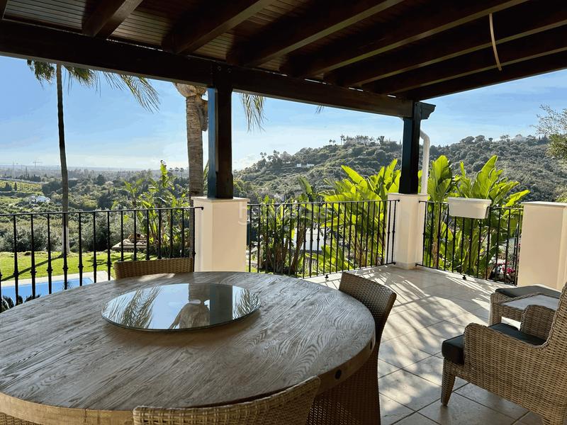 Foto 51a45cb6-f522-4f3c-b1cf-47243d6b0fd3. Casa exclusiva villa de lujo con vistas panorámicas al mar en la albertina, en Estepona