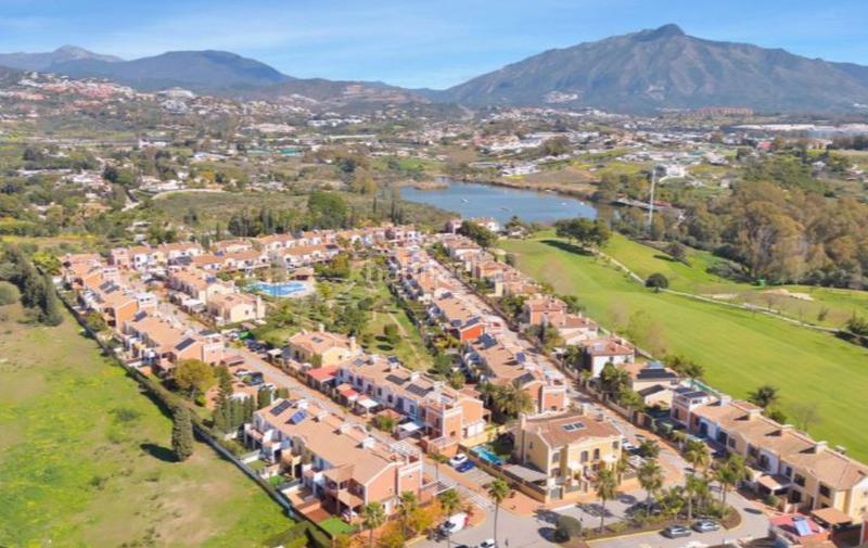 Foto 30971385-1f47-4a9b-b4ee-50eccdea4537. Maison jumelée avec chauffage parking piscine dans Guadalmina Alta Marbella