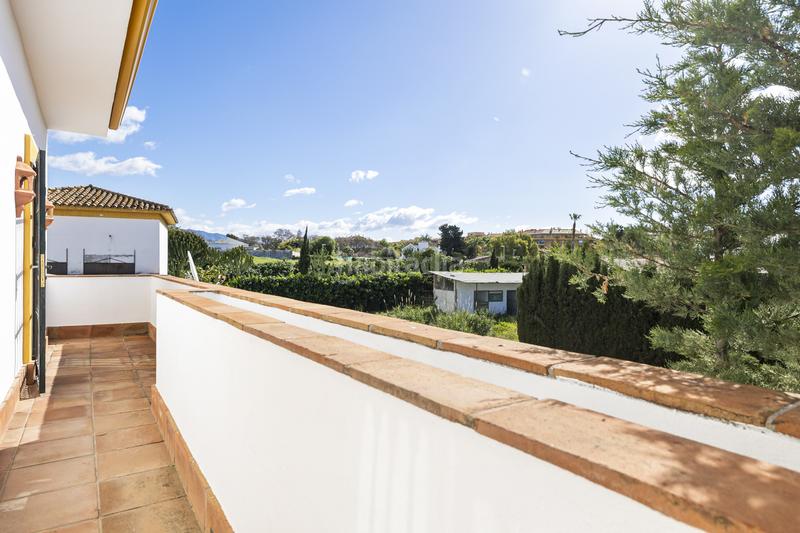 Foto 595ad412-2950-4b50-9885-d9c45a4a4e08. Maison jumelée avec parking piscine dans San Pedro de Alcántara Pueblo Marbella